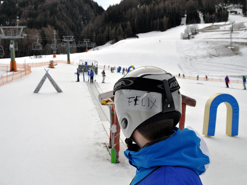 Jugendlicher mit beschriftetem Helm am Parcours.